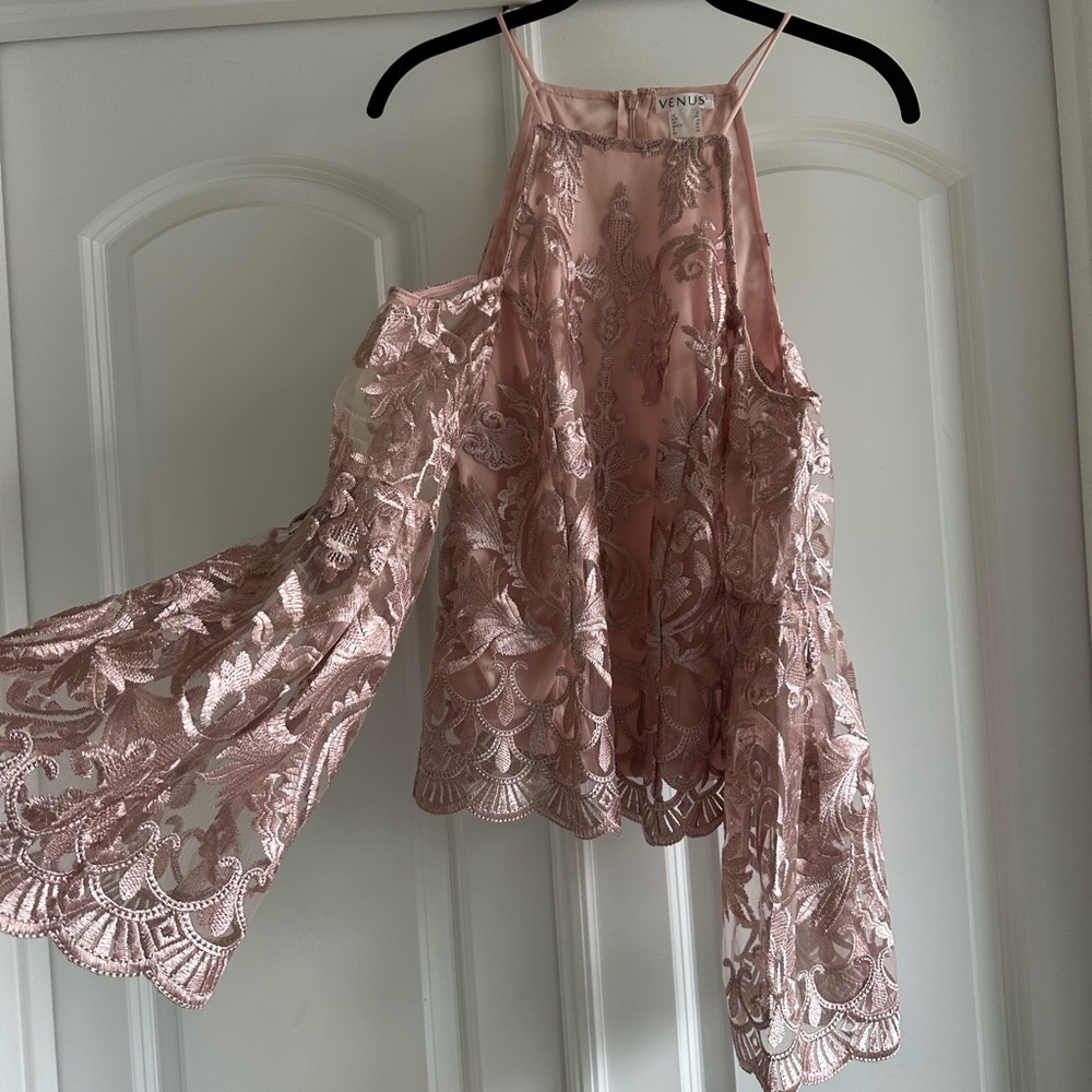 Pink detailed flows sleeve top!